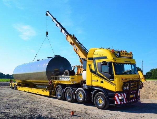 Delivery of Schiphol underground tanks