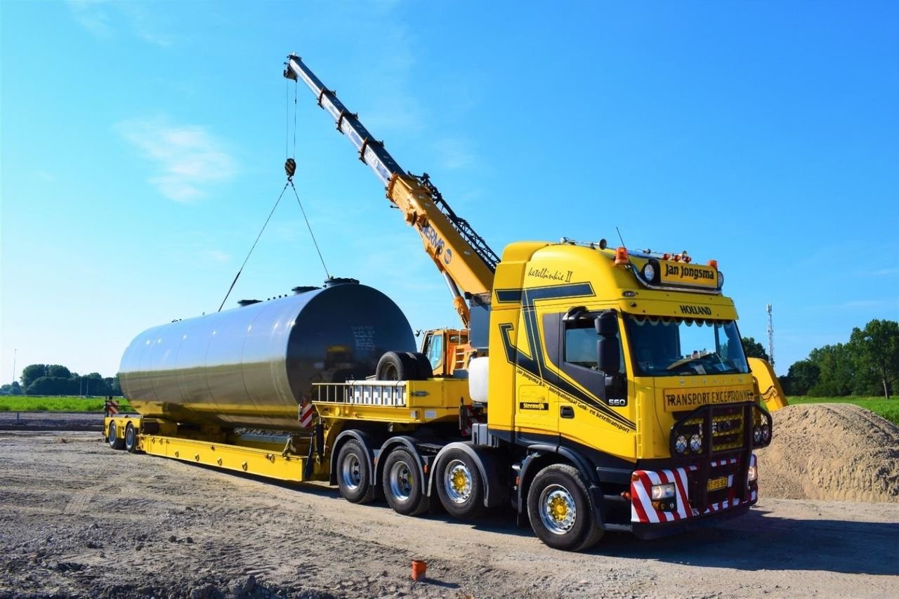 Delivery of Schiphol underground tanks